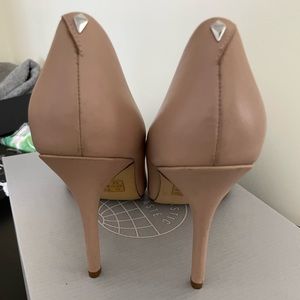 Nude pumps